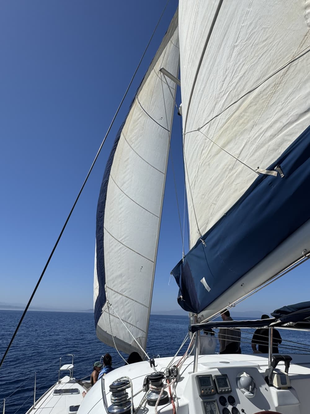 Однодневные прогулки на катамаране из венецианской гавани Ханьи
7 часов с 3 остановками для купания