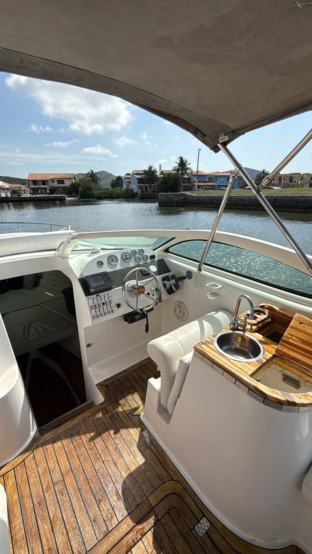 Profitez d'une journée complète en bateau à moteur à Cabo Frio