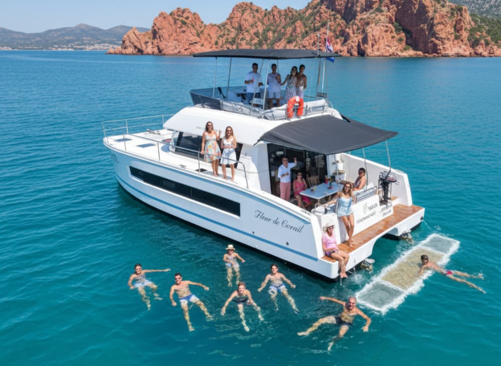 Junggesellen-/Junggesellinnenabschied: Premium-Tagesausflug auf einem privaten Katamaran „All Inclusive“ mit Wassersport und Brunch