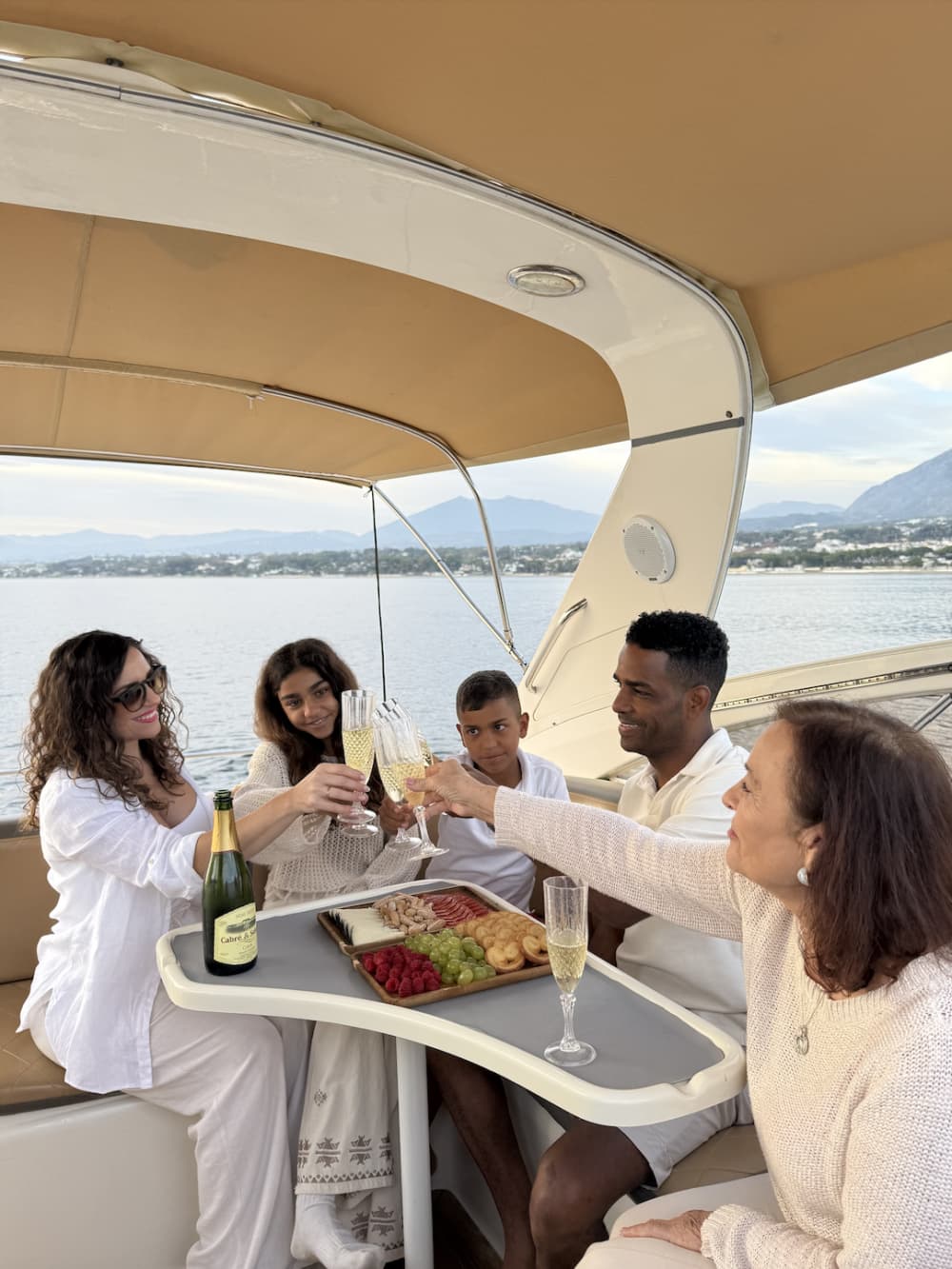 Ganztägiges (8-stündiges) privates Bootserlebnis in Marbella