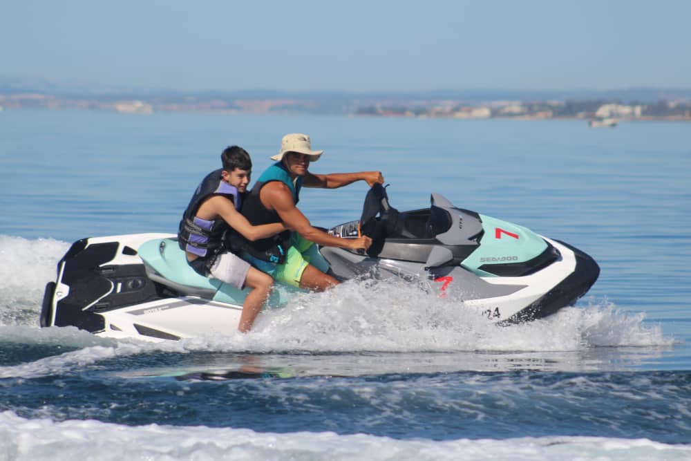 Crucero privado de lujo de 4 horas con moto acuática en Marbella
