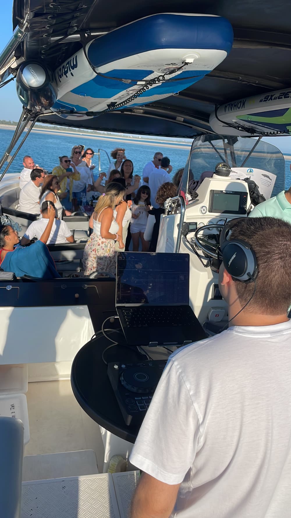 Cruzeiro ao pôr do sol na Baía de Setúbal com degustação de ostras e produtos locais.