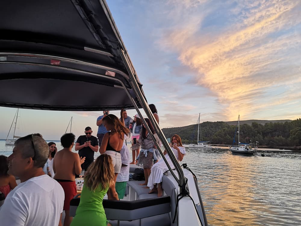 Cruzeiro ao pôr do sol na Baía de Setúbal com degustação de ostras e produtos locais.