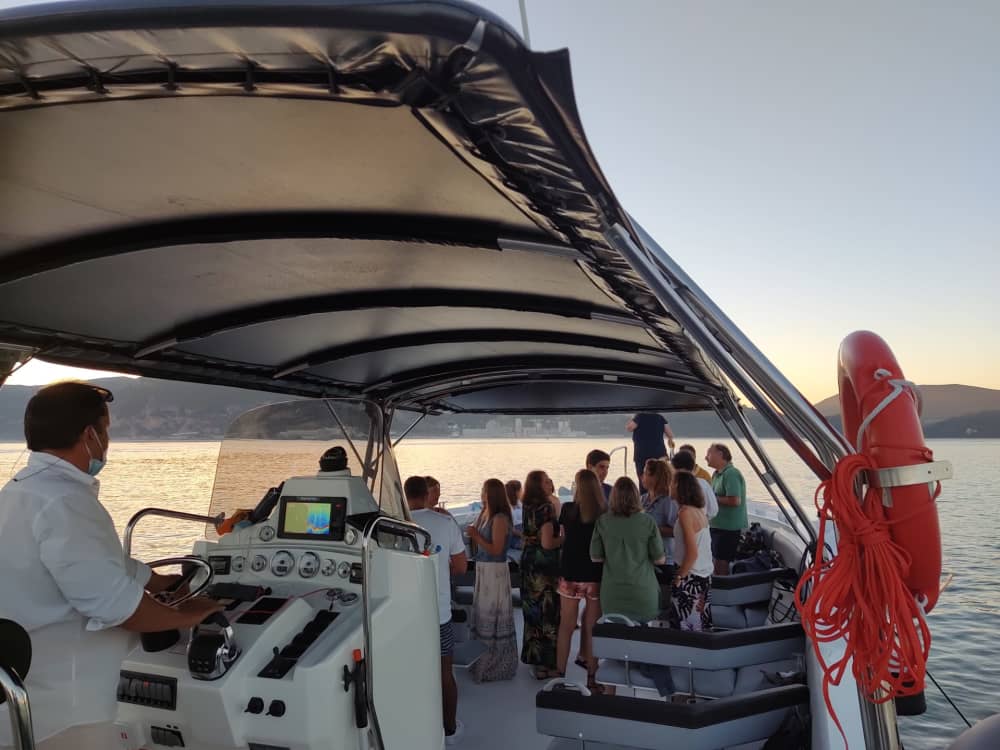 Cruzeiro ao pôr do sol na Baía de Setúbal com degustação de ostras e produtos locais.