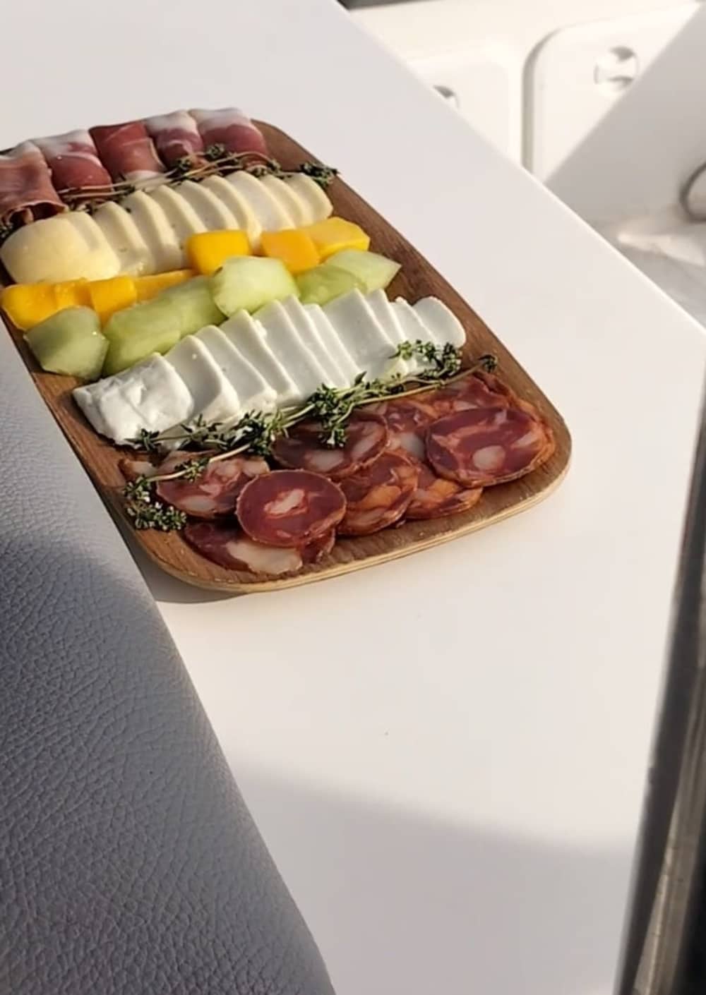 Cruzeiro ao pôr do sol na Baía de Setúbal com degustação de ostras e produtos locais.