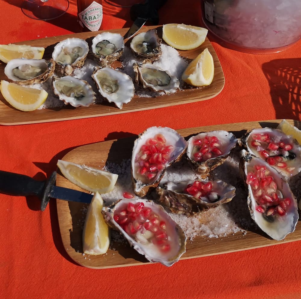 Cruzeiro ao pôr do sol na Baía de Setúbal com degustação de ostras e produtos locais.