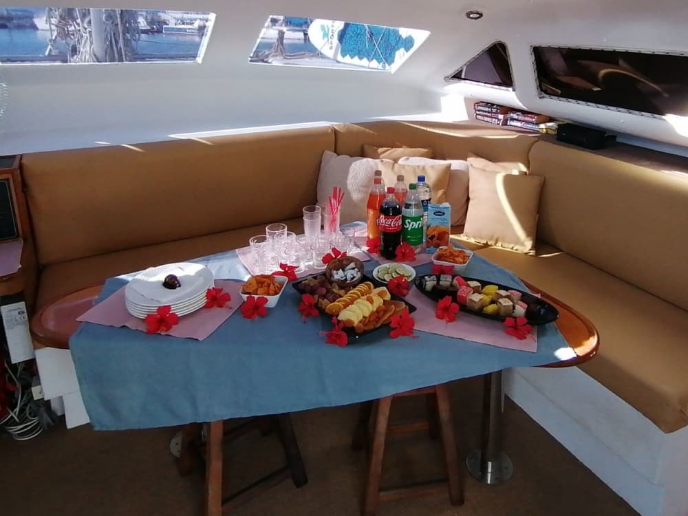 Luxuskreuzfahrt mit Wassersport und Mittagessen