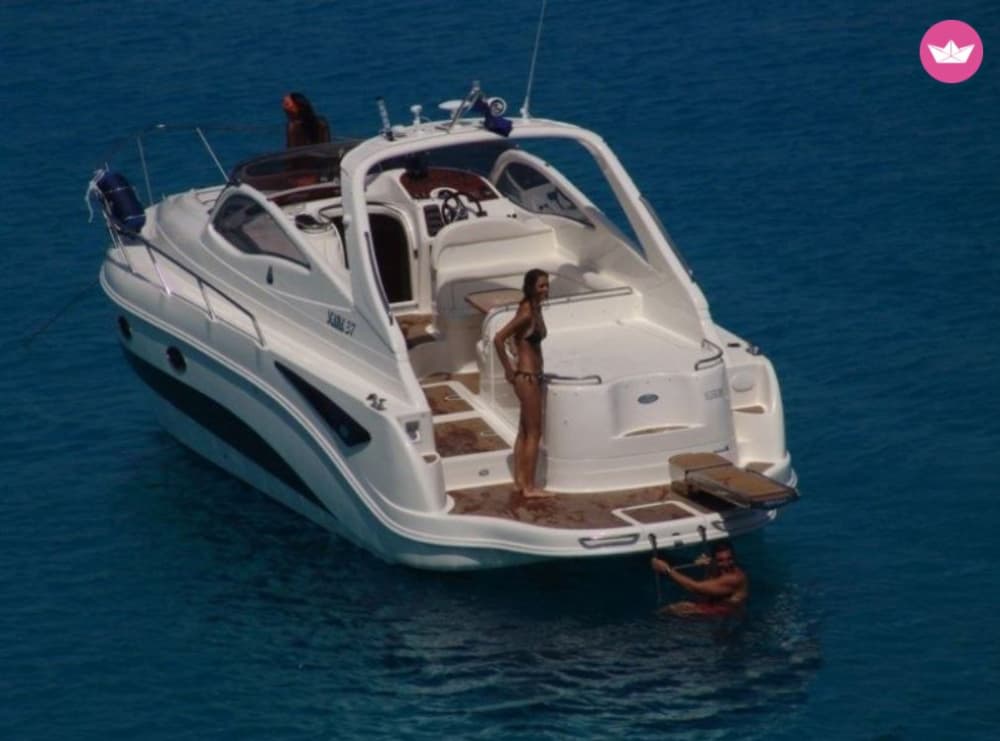 Naturschutzgebiet Zingaro, SCOPELLO, UZZO, TONNARA, Weiße Bucht: Ein Traum aus weißen Stränden und kristallklarem Meer. Bewundern Sie den Meeresboden von unserer Yacht aus.

WIR FAHREN IN DIE FARAGLIONI
Unser Erlebnis ist einzigartig und unvergesslich.

Skipper und Beiboot vor Ort.