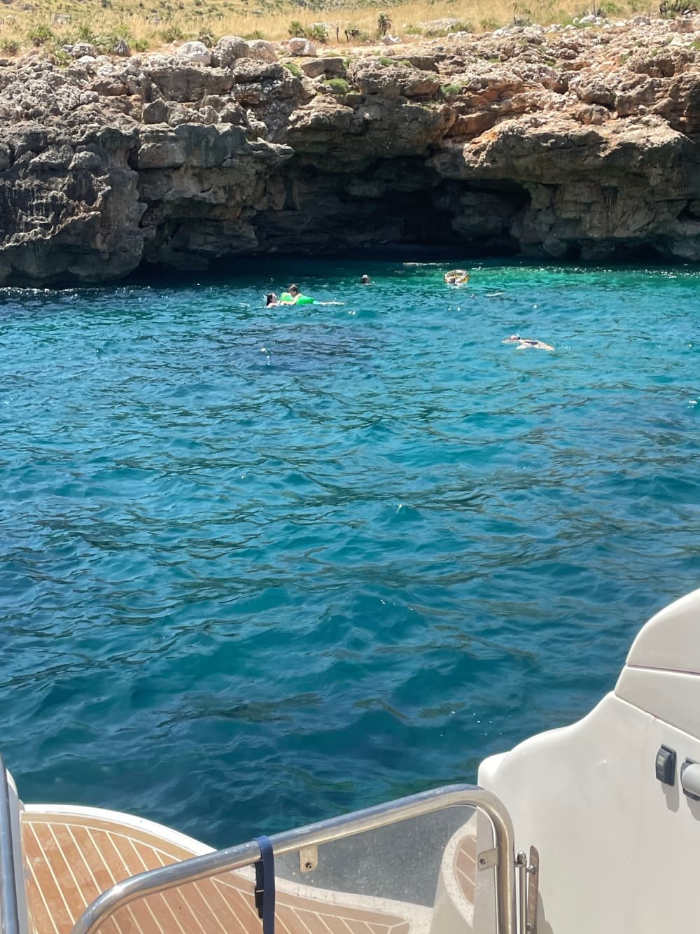 Naturschutzgebiet Zingaro, SCOPELLO, UZZO, TONNARA, Weiße Bucht: Ein Traum aus weißen Stränden und kristallklarem Meer. Bewundern Sie den Meeresboden von unserer Yacht aus.

WIR FAHREN IN DIE FARAGLIONI
Unser Erlebnis ist einzigartig und unvergesslich.

Skipper und Beiboot vor Ort.