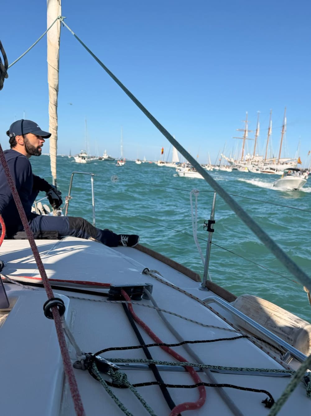 Ολοήμερη Ιστιοπλοΐα με Σκάφος – Εξερευνήστε το Κάντιθ με την ησυχία σας