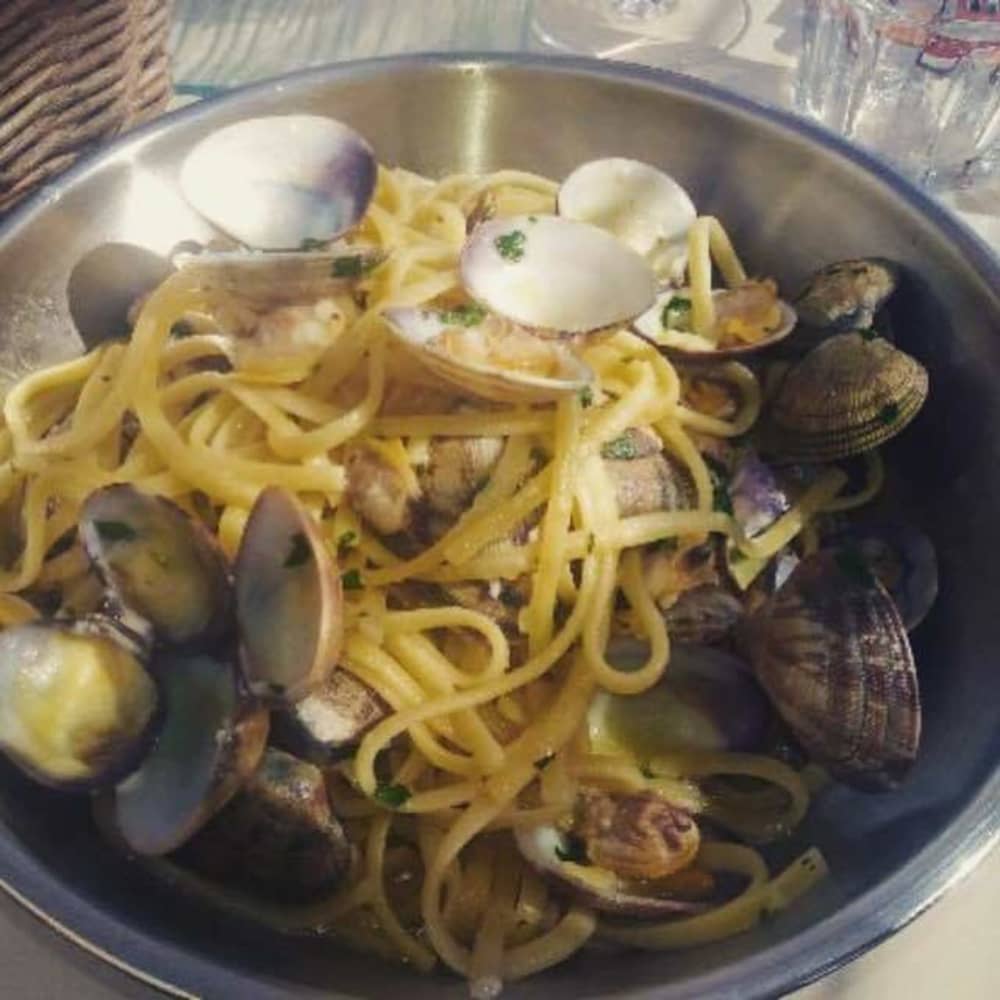 Una giornata nei dintorni di Stintino: goditi 7 ore di esplorazione a bordo di un motoscafo.