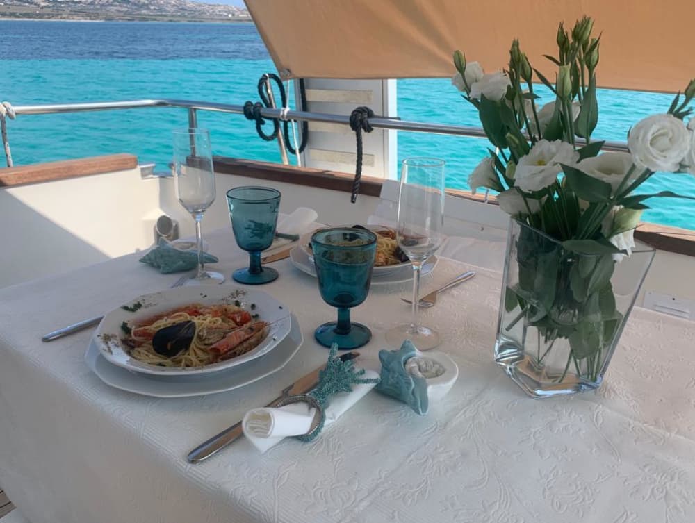 Una giornata nei dintorni di Stintino: goditi 7 ore di esplorazione a bordo di un motoscafo.