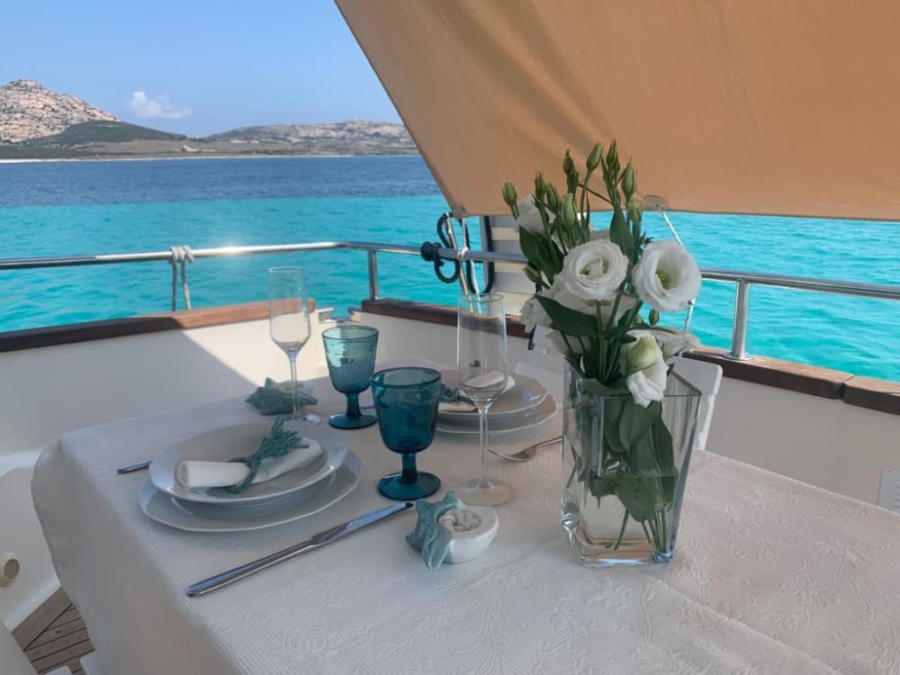 Una giornata nei dintorni di Stintino: goditi 7 ore di esplorazione a bordo di un motoscafo.