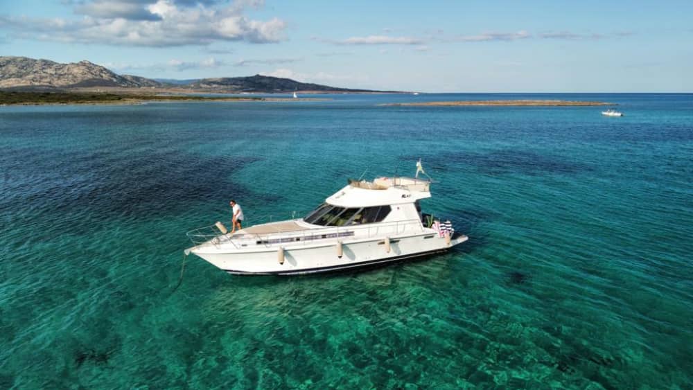 Una giornata nei dintorni di Stintino: goditi 7 ore di esplorazione a bordo di un motoscafo.