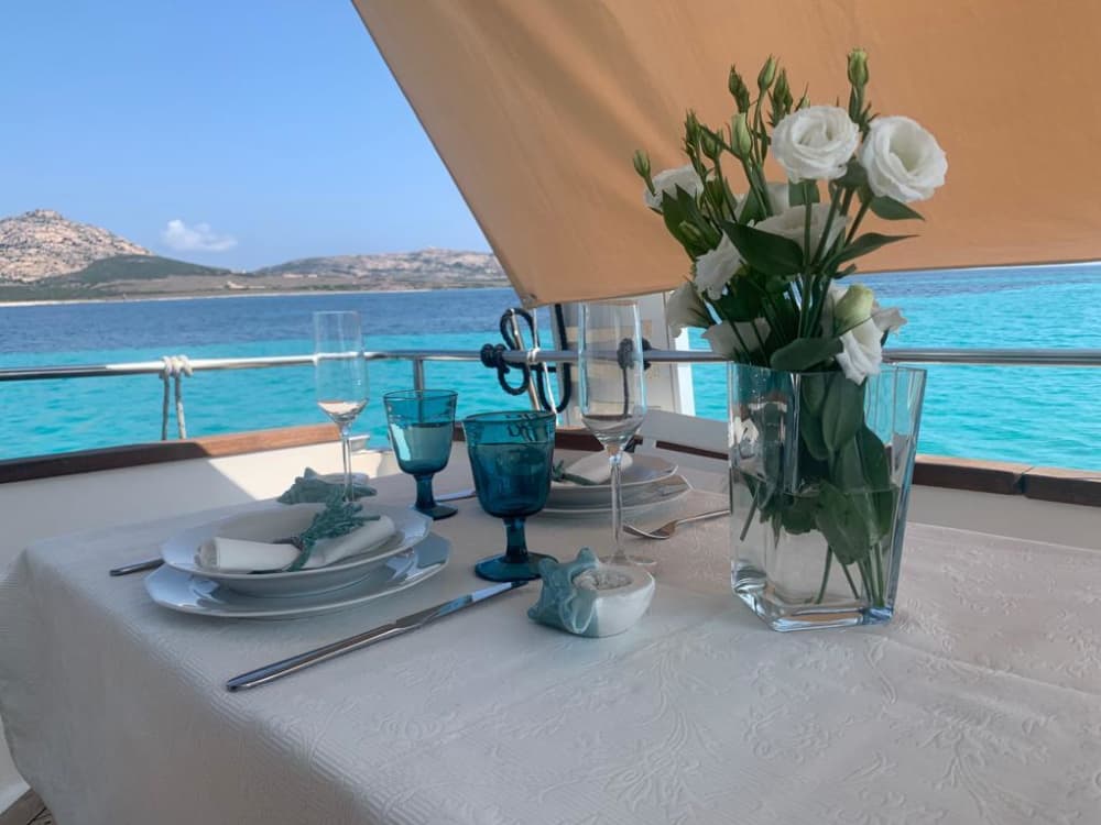 Una giornata nei dintorni di Stintino: goditi 7 ore di esplorazione a bordo di un motoscafo.