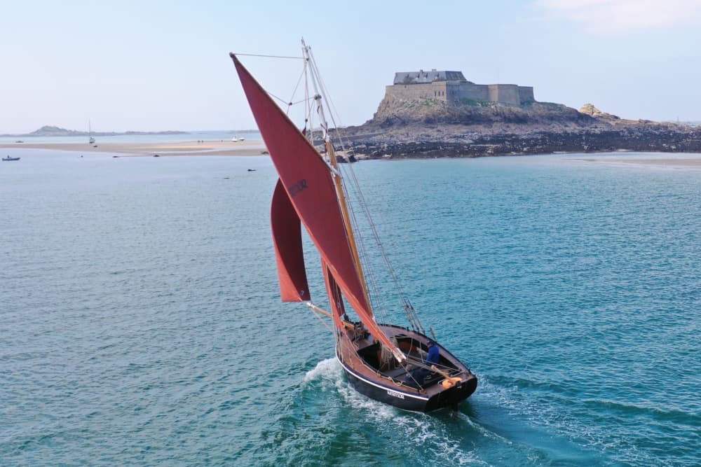 Una giornata senza tempo a bordo di una nave alta, con scalo su un'isola al largo della Costa Smeralda