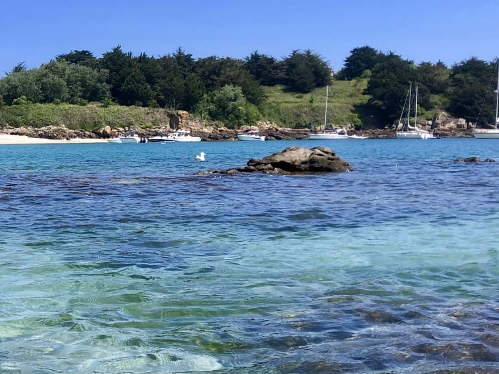 Una giornata senza tempo a bordo di una nave alta, con scalo su un'isola al largo della Costa Smeralda