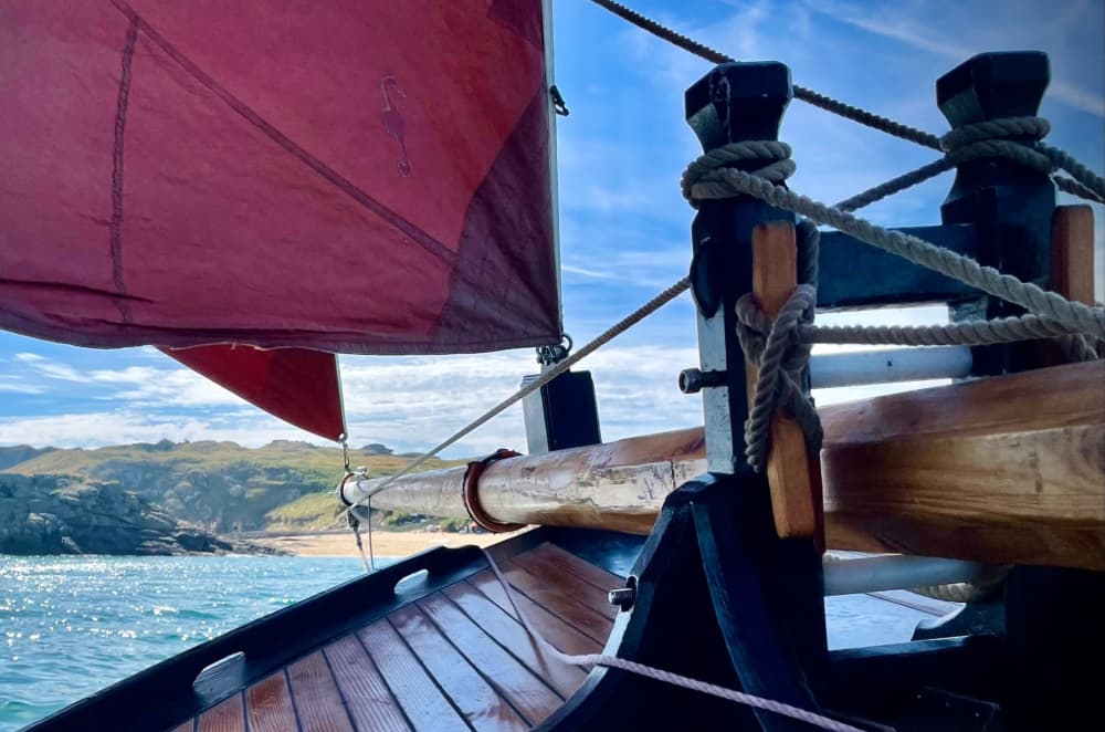 Una giornata senza tempo a bordo di una nave alta, con scalo su un'isola al largo della Costa Smeralda