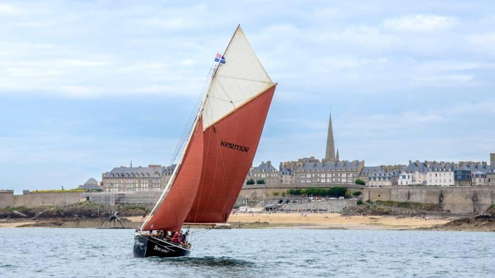 Una giornata senza tempo a bordo di una nave alta, con scalo su un'isola al largo della Costa Smeralda