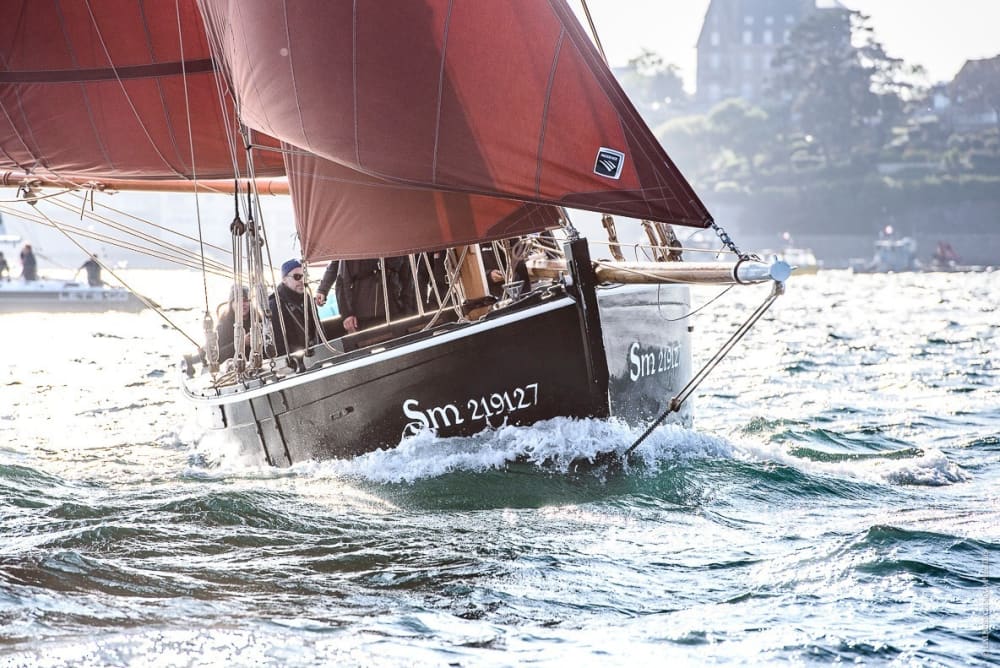 Una giornata senza tempo a bordo di una nave alta, con scalo su un'isola al largo della Costa Smeralda