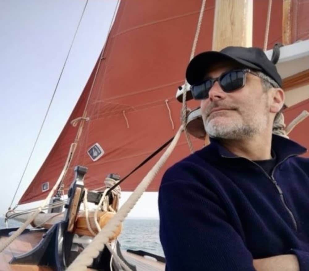 Una giornata senza tempo a bordo di una nave alta, con scalo su un'isola al largo della Costa Smeralda