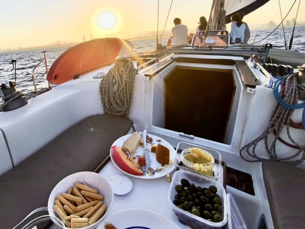 Een dagvullende zeiltocht naar de verborgen baaien van Ibiza en het kristalheldere water van Formentera.