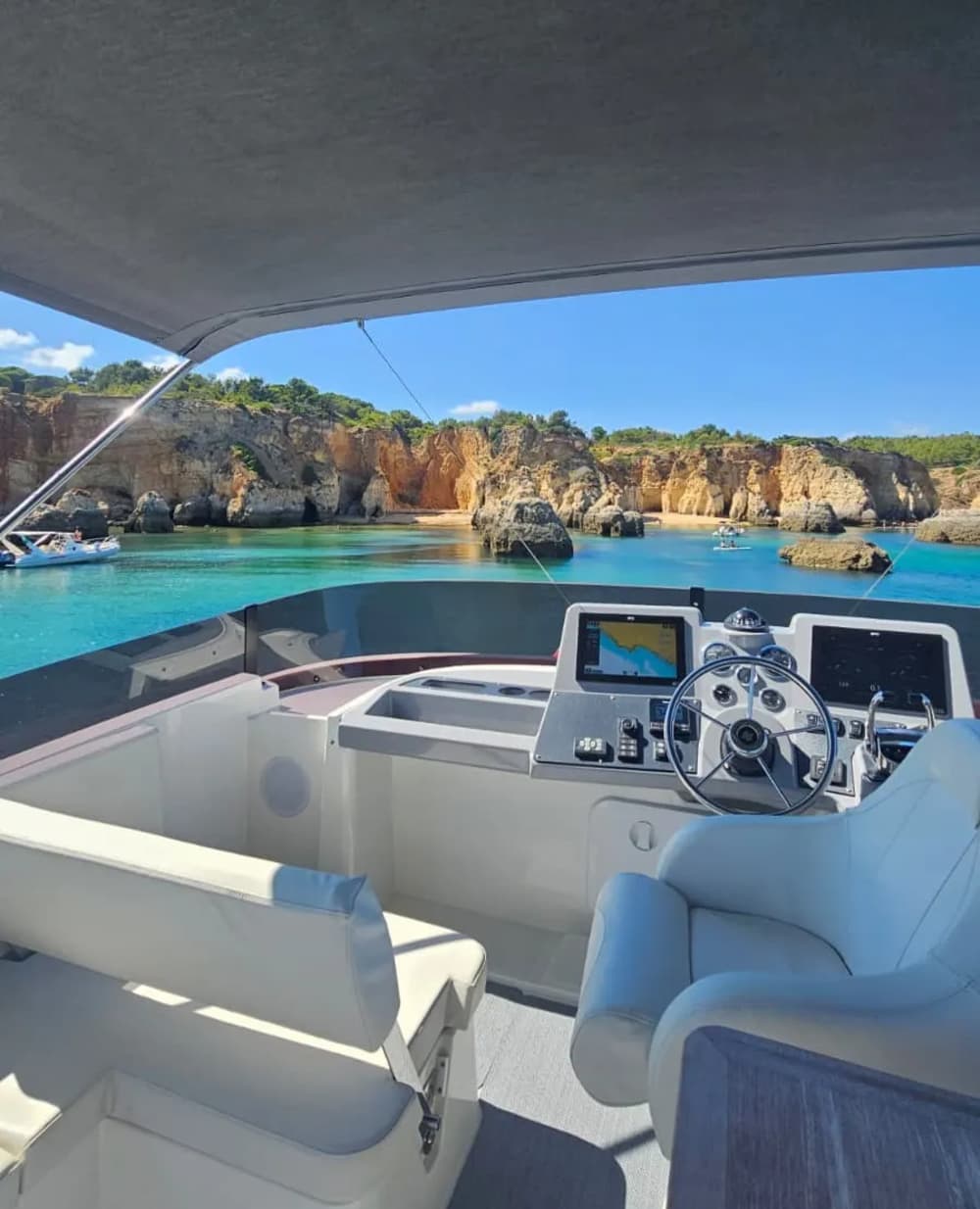 Ekskluzywny zachód słońca na wodzie: Twój wieczór w Benneteau ST48