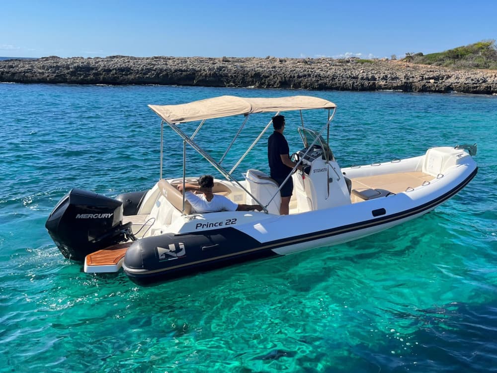 Gita in barca attraverso le calette di Minorca