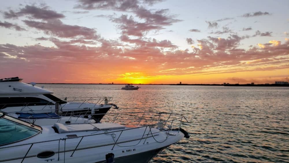 Golden Hour & Spirits: Tramonto di lusso sullo specchio d'acqua di Nichupté