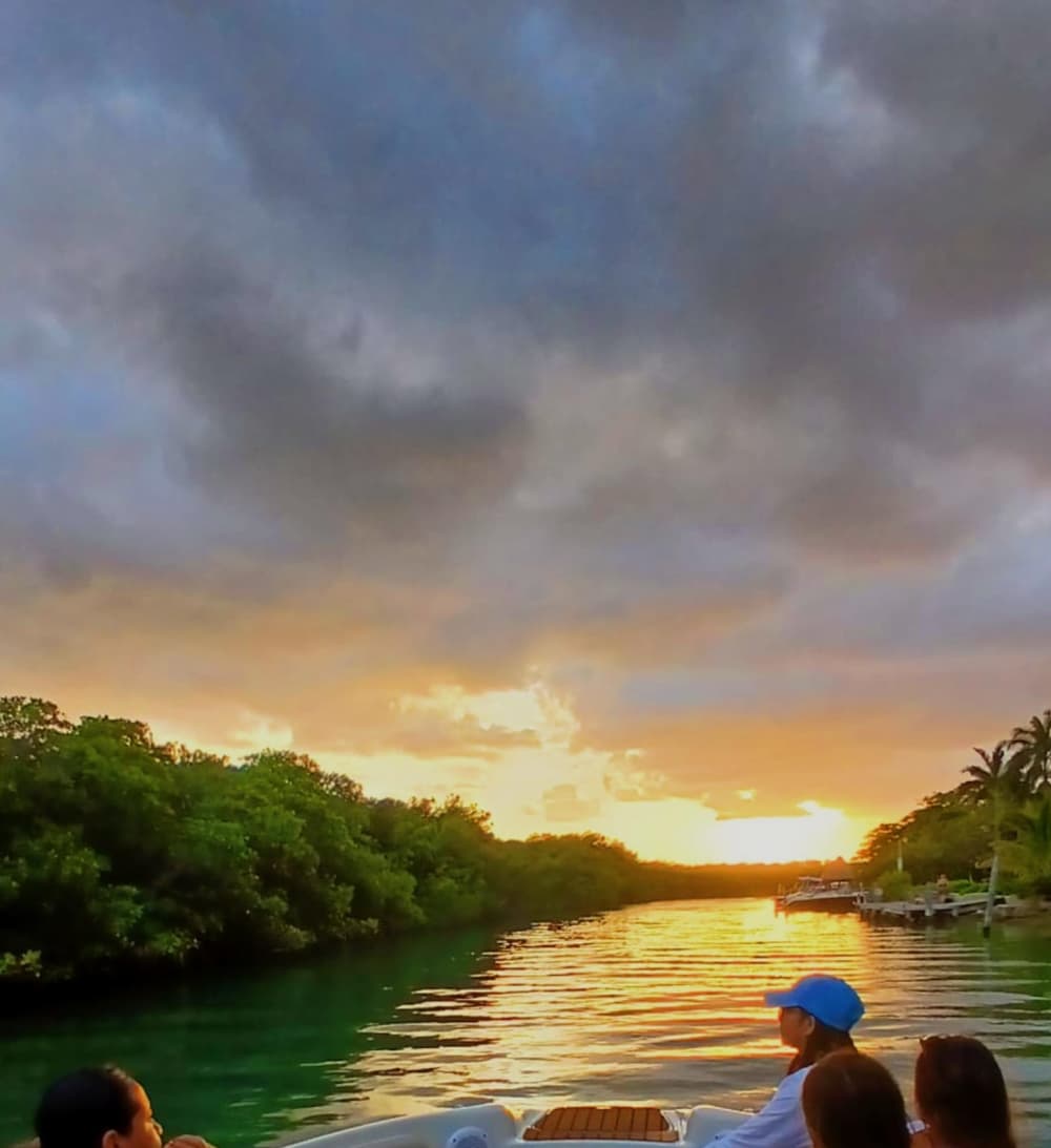 Golden Hour & Spirits: Tramonto di lusso sullo specchio d'acqua di Nichupté