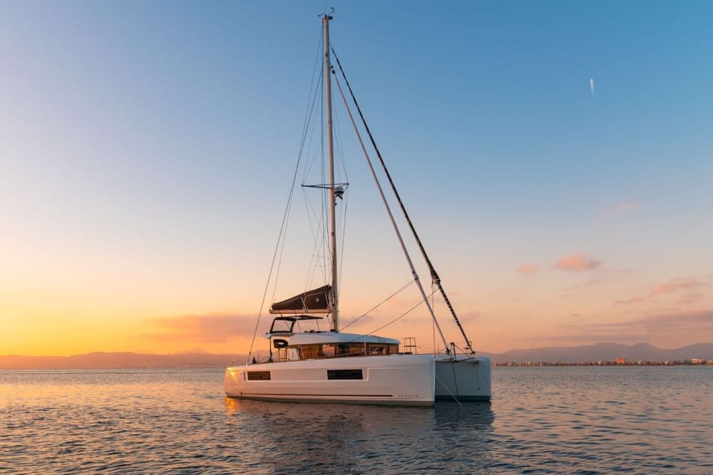 Crucero de lujo en catamarán de día completo por Faro, Ría Formosa y costa del Algarve