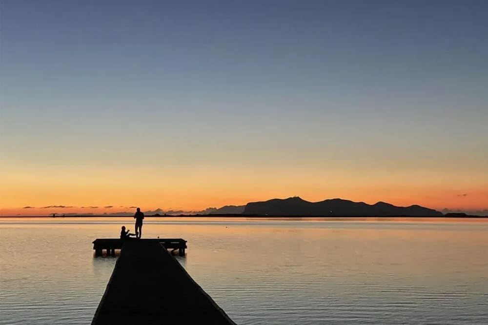 Aperitif på en båt vid Stagnone i Marsala i solnedgången