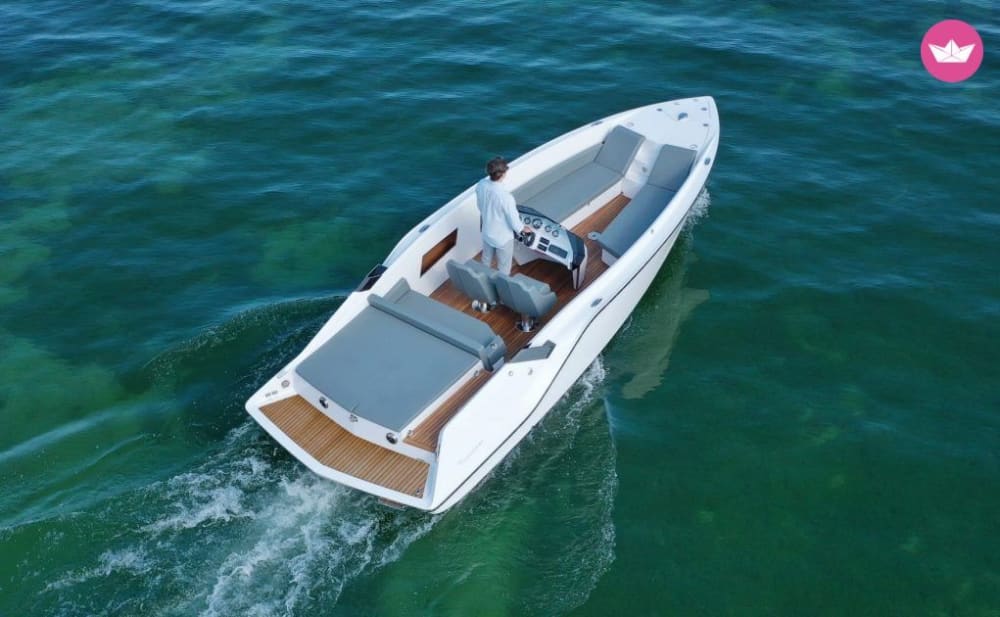 1-часовая частная роскошная прогулка на катере по Комо с дегустацией вина.