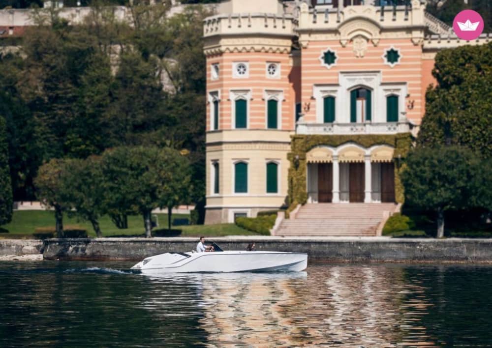 1-часовая частная роскошная прогулка на катере по Комо с дегустацией вина.