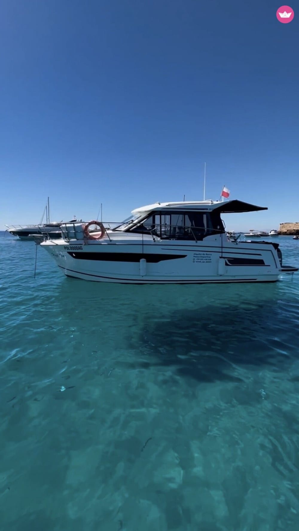 Alicante: Wir bieten Ihnen einen ganztägigen Ausflug mit einer wunderschönen Motoryacht entlang der Küste an.