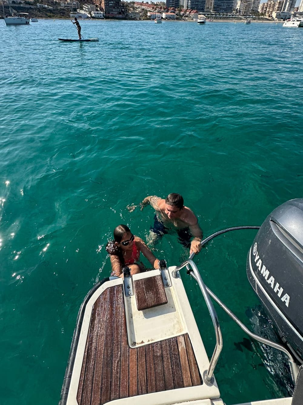 Alicante: Halbtagesausflug Wir bieten Ihnen eine wunderschöne Motoryacht, um die Küste zu genießen.