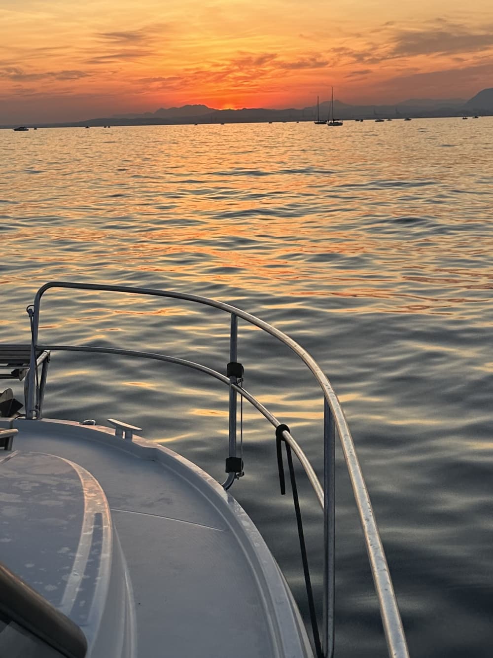 Alicante: Wir bieten Ihnen einen ganztägigen Ausflug mit einer wunderschönen Motoryacht entlang der Küste an.