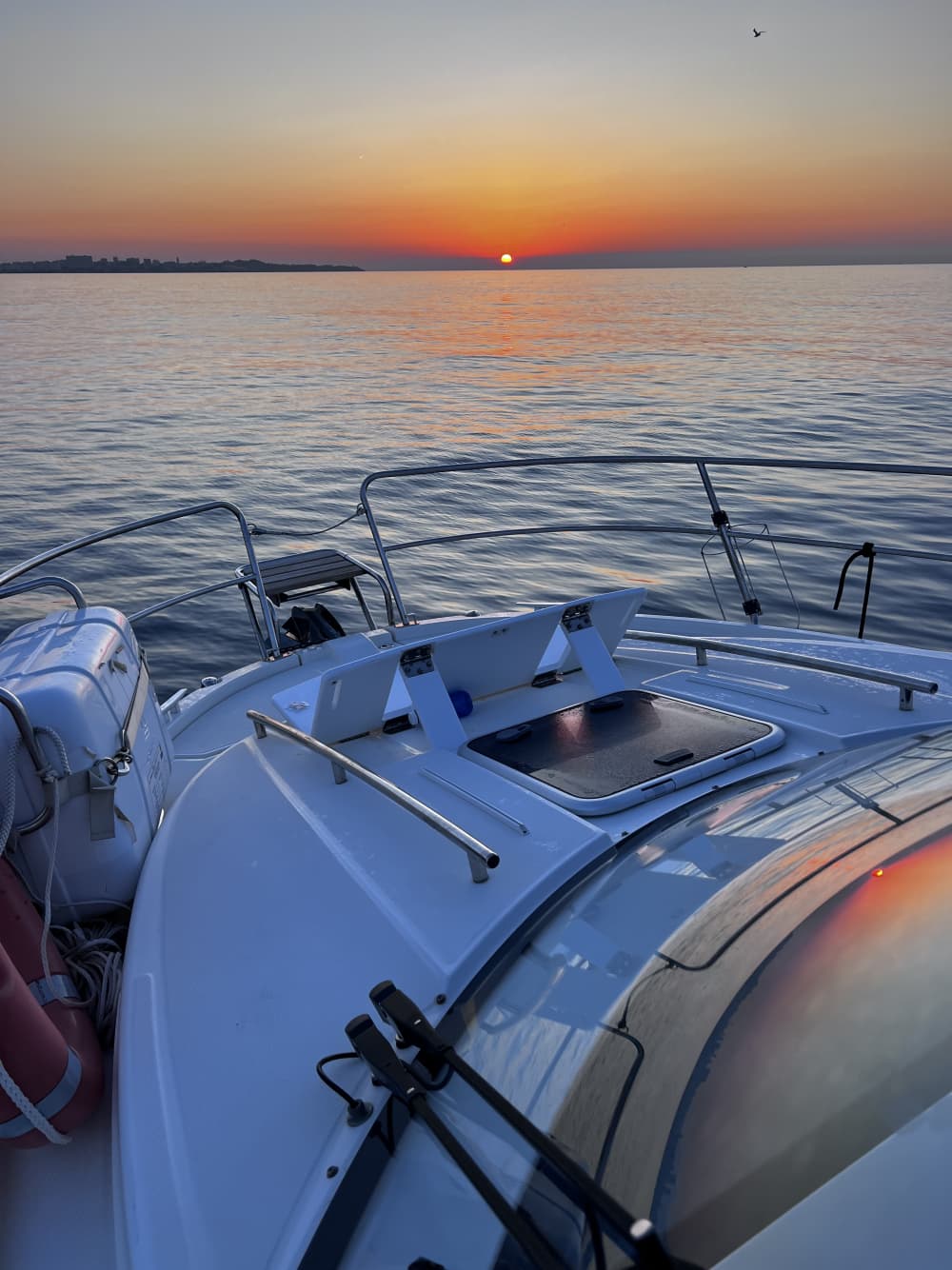 Alicante: Halbtagesausflug Wir bieten Ihnen eine wunderschöne Motoryacht, um die Küste zu genießen.