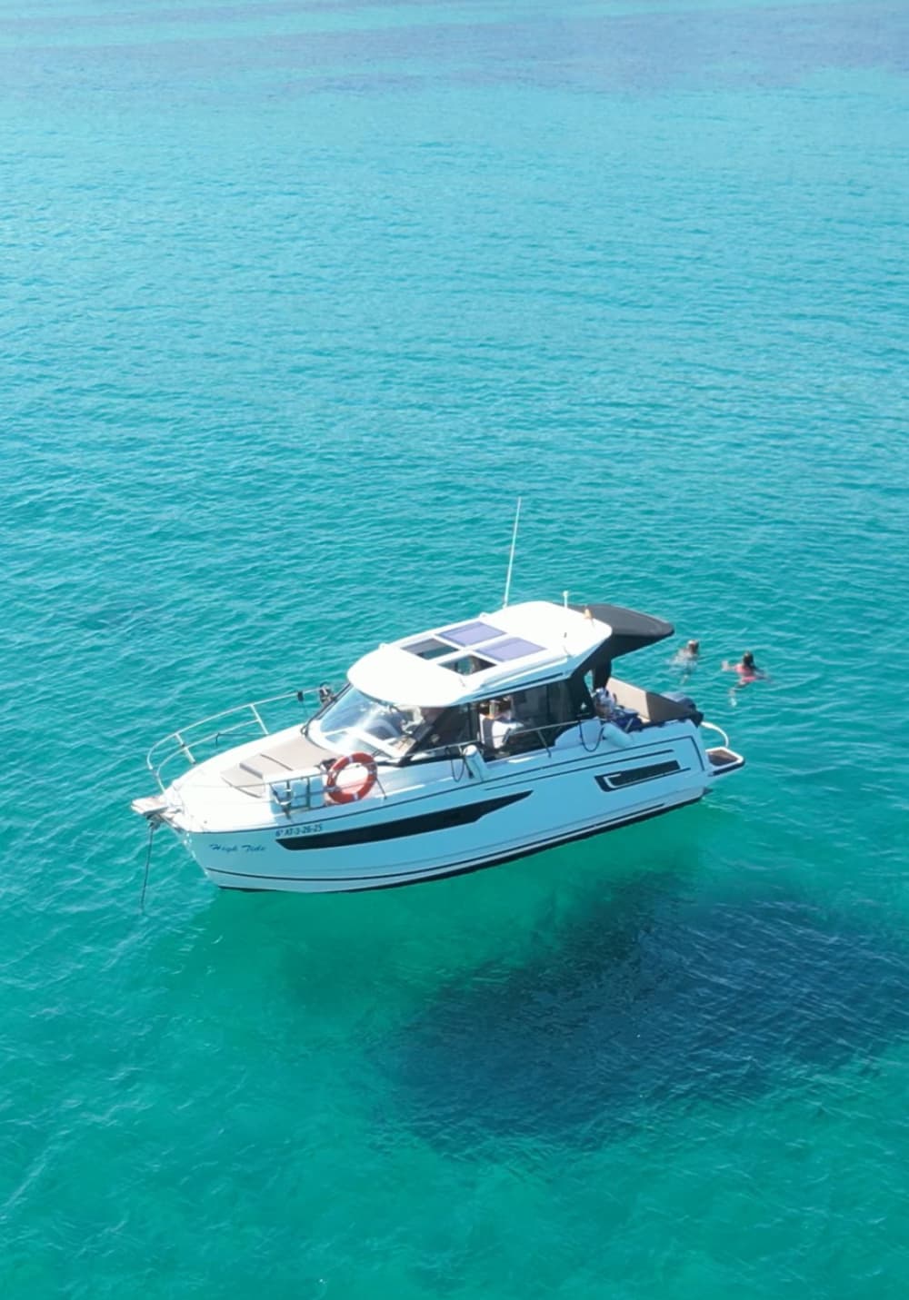 Alicante: Halbtagesausflug Wir bieten Ihnen eine wunderschöne Motoryacht, um die Küste zu genießen.