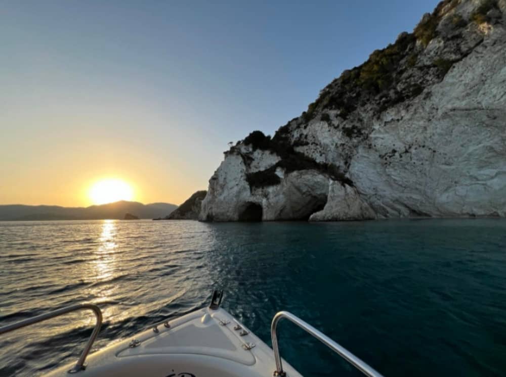 Desfrute de um cruzeiro ao pôr do sol em Zakynthos.