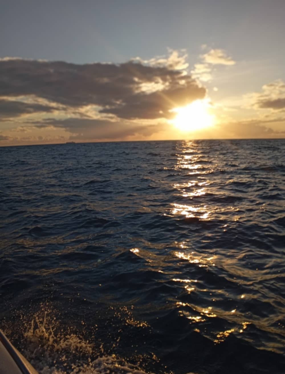 Desfrute de um cruzeiro ao pôr do sol em Zakynthos.