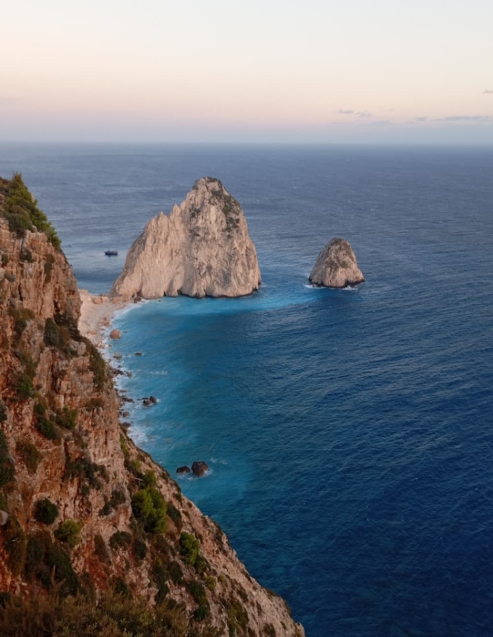 Desfrute de um cruzeiro ao pôr do sol em Zakynthos.