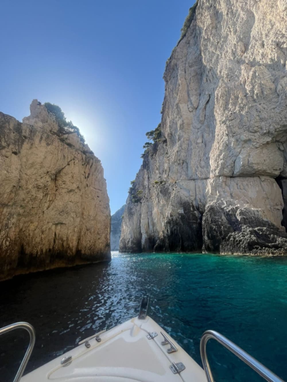 Desfrute de um cruzeiro ao pôr do sol em Zakynthos.