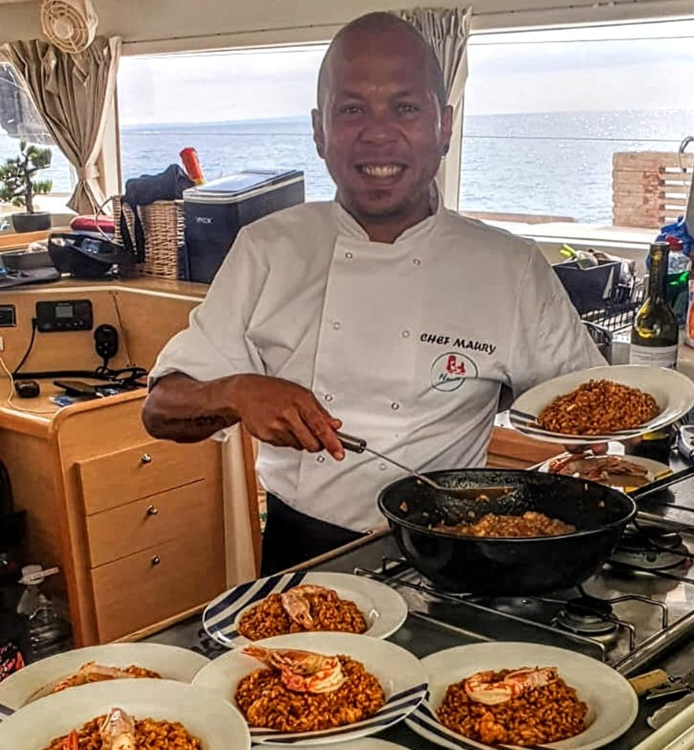 PAELLA CON SHOW-COOKING A BORDO DI UN CATAMARANO PRIVATO