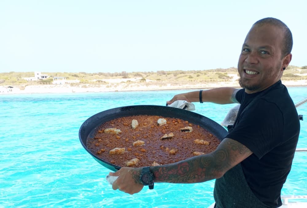 PAELLA CON SHOW-COOKING A BORDO DI UN CATAMARANO PRIVATO