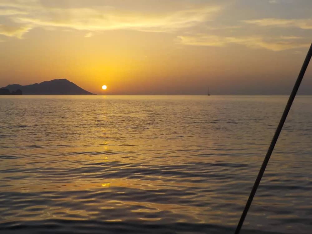 Волшебство золотого часа: частный круиз на закате с видом на город.