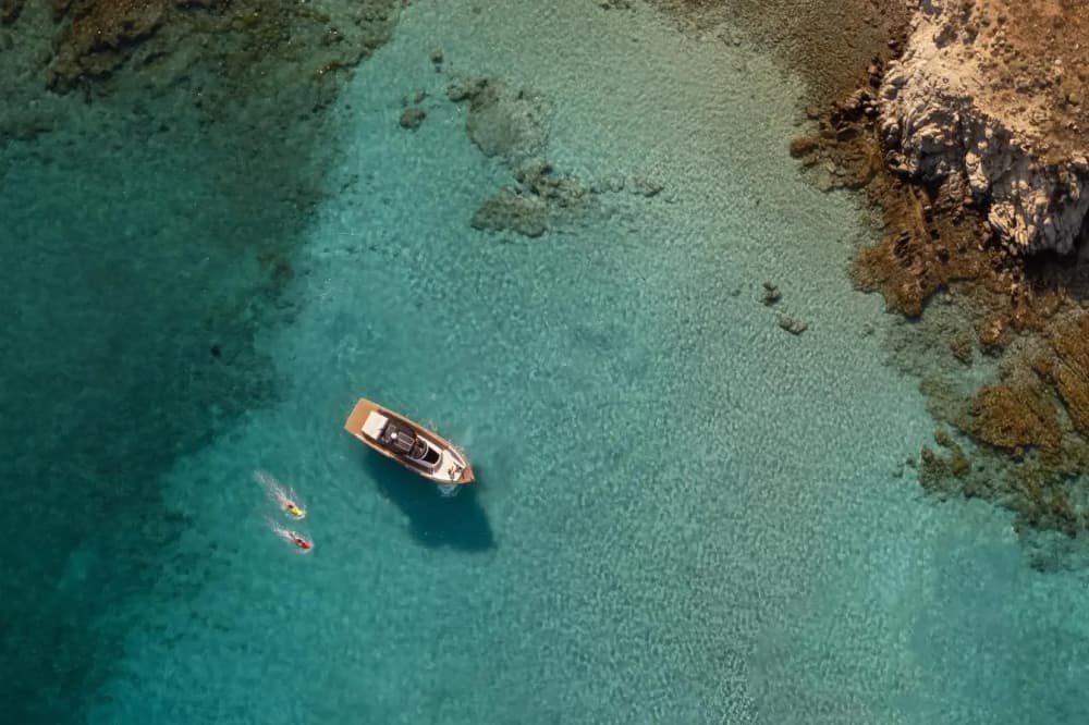 Rhenia, Delos och Mykonos södra kust | Heldags privat yachtkryssning