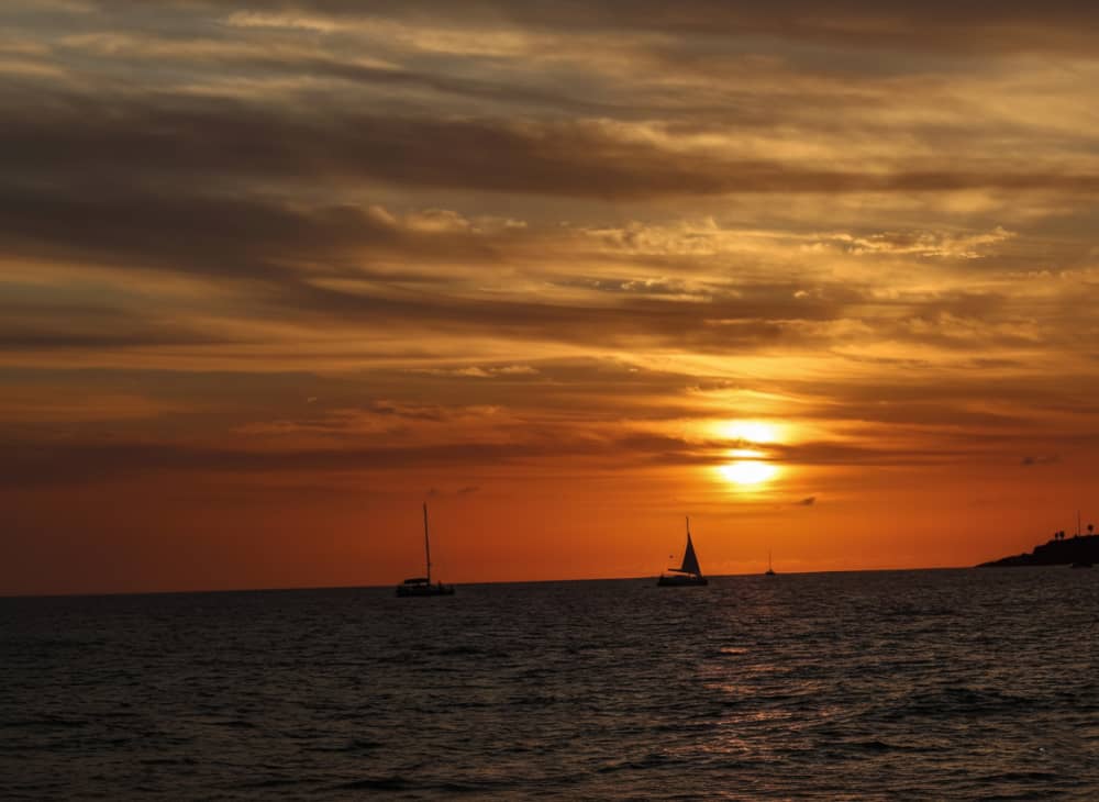 Île corallienne privée et coucher de soleil magique – Détente et magie de l'heure dorée