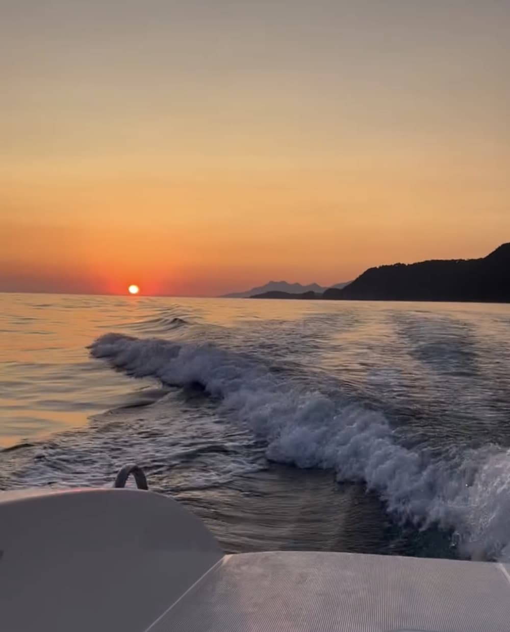 Cruzeiro ao pôr do sol perto da praia de Vrachos