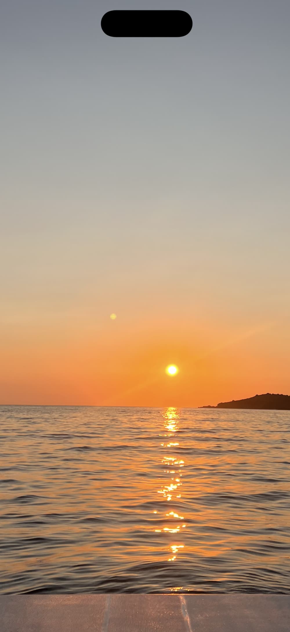 Cruzeiro ao pôr do sol perto da praia de Vrachos